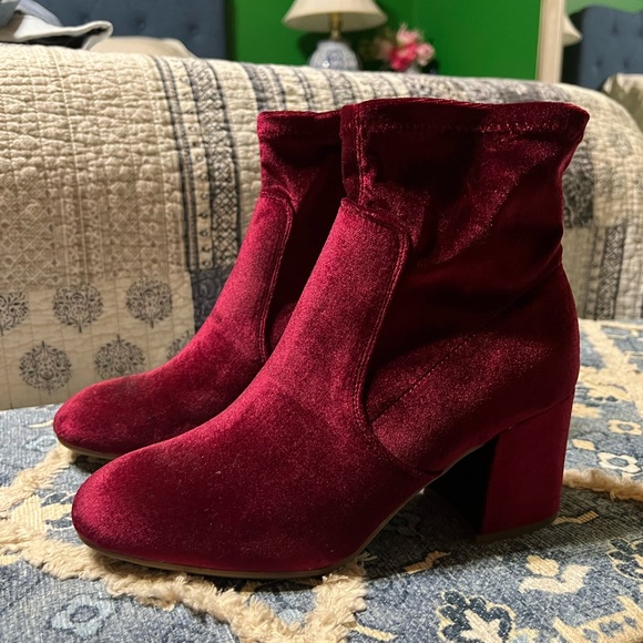 SO brand womens cranberry burgundy ankle velvet booties sz 9 - Picture 1 of 7